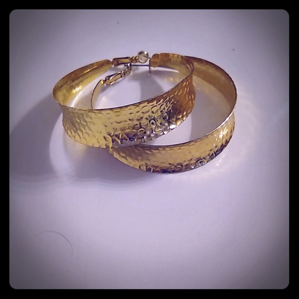 Gold hoop ey